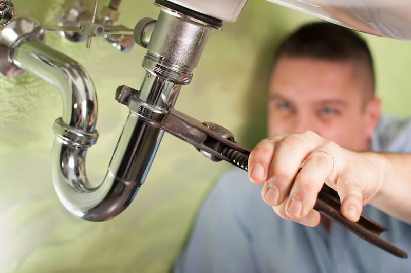 How to Deal With a Home Plumbing Leak Safely